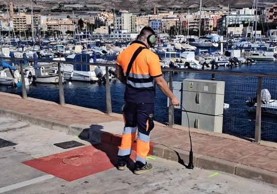 Uno de los trabajadores buscando fugas.