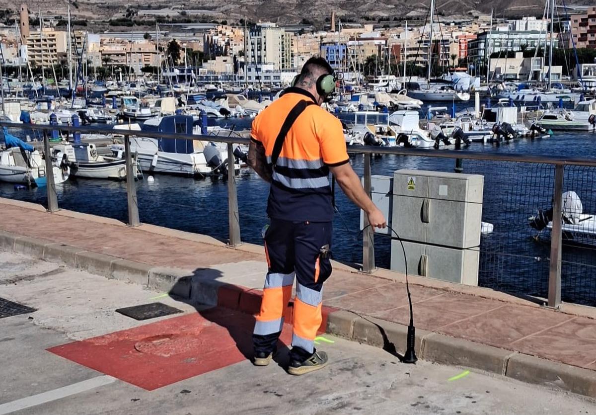 Uno de los trabajadores buscando fugas.