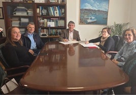 Ayuntamiento y comerciantes de Adra sellan un convenio para fortalecer el Centro Comercial Abierto