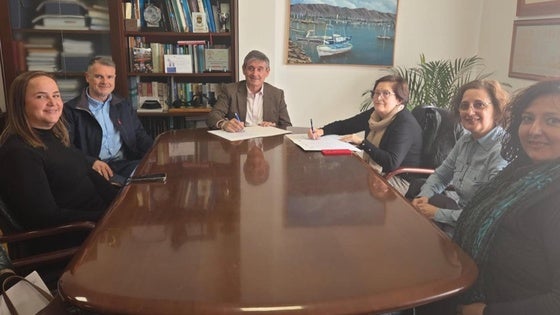 Ayuntamiento y comerciantes de Adra sellan un convenio para fortalecer el Centro Comercial Abierto