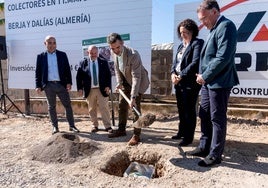 Colocación de la primera piedra de los nuevos colectores de aguas residuales.