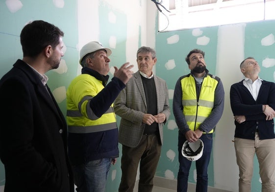 El alcalde de Adra, Manuel Cortés, visita las obras de este complejo deportivo en el municipio.