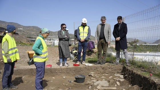 Manuel Cortés supervisa el avance de las obras en el Cerro de Montecristo de Adra