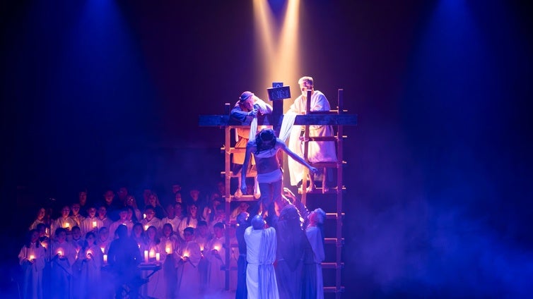 El sentimiento de un pueblo hecho escena: Adra se prepara para la sobrecogedora representación de 'La Pasión de Cristo'