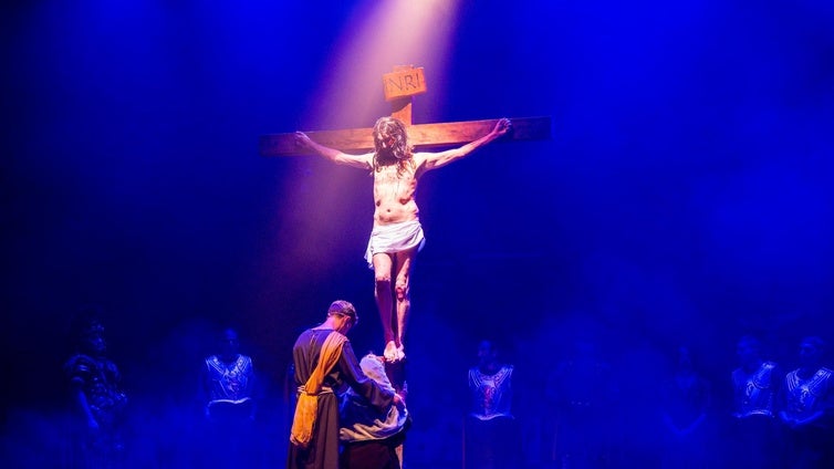 La Pasión de Cristo emociona al público en una intensa representación en el Auditorio 'Ciudad de Adra'