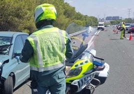 Imagen de archivo de un agente de la Guardia Civil de Tráfico en un accidente