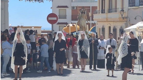 Dalías se llena de mantillas y capas blancas para celebrar la Resurrección de Jesucristo