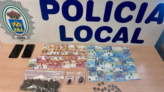 Dos detenidos en Adra por tráfico de drogas y robo con violencia de un bolso