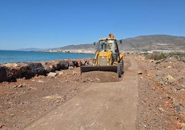 Adra avanza en la mejora de caminos rurales con más de 30 kilómetros acondicionados.
