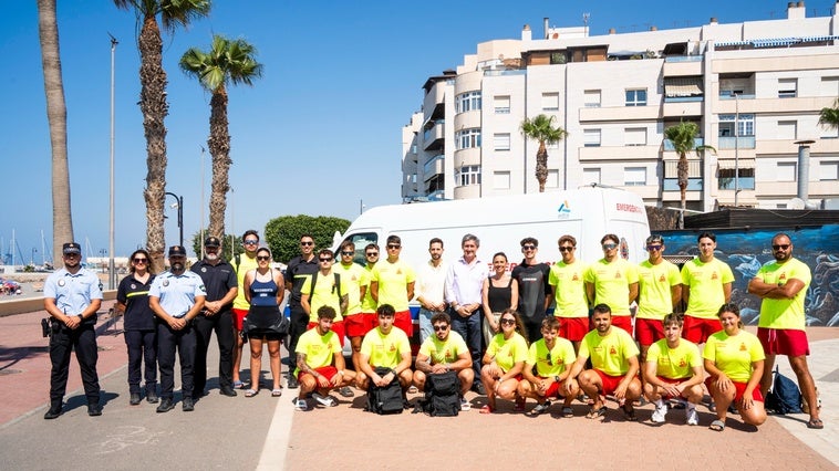 Adra potencia la seguridad en su litoral con un despliegue de socorristas, moto acuática y tablas de rescate rápido