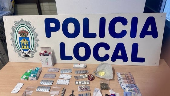 La Policía Local de Adra detiene a una pareja en busca y captura interceptada con droga y billetes falsos