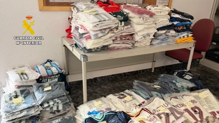 La Guardia Civil interviene 1.250 prendas falsificadas en las fiestas de Adra