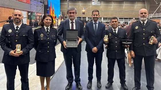 Condecoran a agentes de la Policía Local de Adra por su labor durante la DANA de Valencia