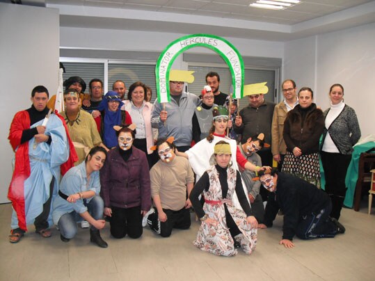 Alumnos del Centro Ocupacional de Adra celebran el Día de Andalucía con una obra de teatro y un desayuno