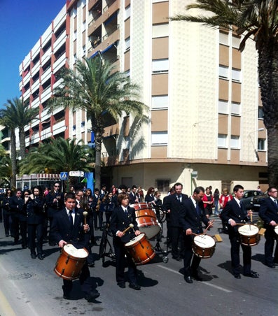 La banda Ortiz de Villajos de Adra deslumbra en el Pago del Lugar con su concierto de Semana Santa
