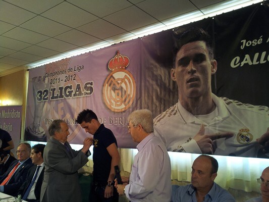 La peña virgitana del Real Madrid se hace ‘callejonista’ en la celebración de las 32 ligas en Adra