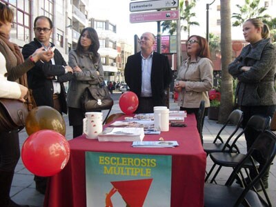 Adra acoge una mesa cuestación de la Asociación Esclerosis Múltiple de Almería, 'AEMA'