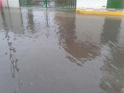 Padres y madres del colegio Mare Nostrum de Adra piden una solución ante las anegaciones de agua