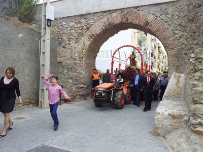 Miles de personas acompañan a san Marcos en su romería por Adra