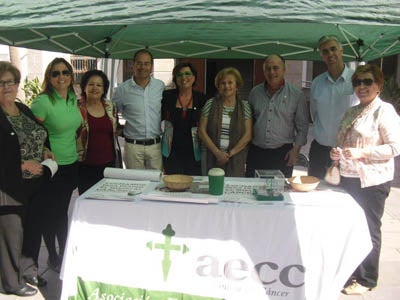 La Asamblea Local de la Asociación de la Lucha contra el Cáncer celebró el día de la cuestación del cáncer 2013 en la Puerta del Mar