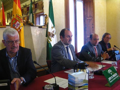La Junta y el diario IDEAL difunden en un coleccionable los senderos y rutas de los espacios naturales de Almería