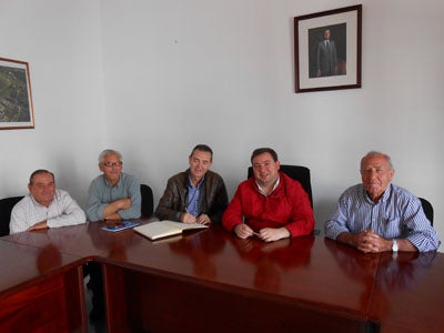 El senador del PSOE Pérez Navas visita la localidad de Alcolea
