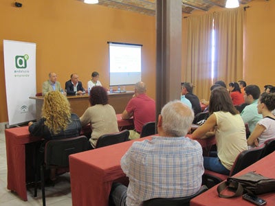La Junta informa a desempleados de Adra sobre las nuevas medidas de apoyo a autónomos y el Bono de Empleo Joven