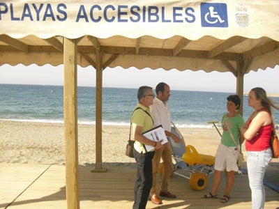 La FAAM comprueba que las playas de Adra son accesibles