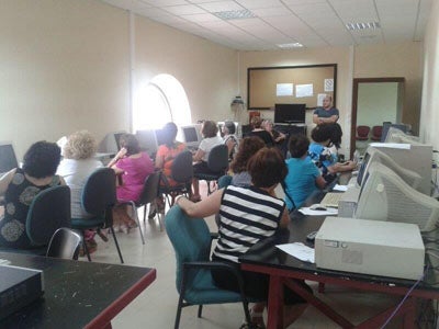 La Asociación de Mujeres Inmaculada Marina da sus ‘Primeros pasos en internet’ organizado por el Ayuntamiento de Adra