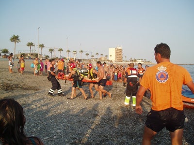 Se reducen considerablemente en Adra las picaduras de medusa en las playas