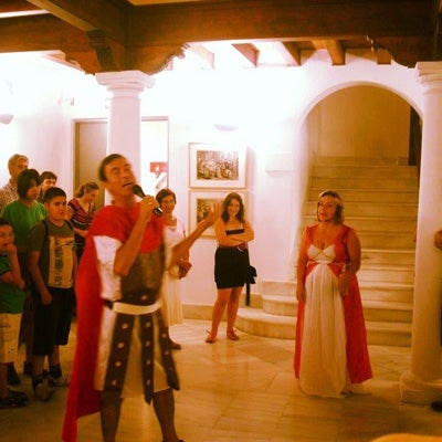 Visitas guiadas teatralizas, Mercado de Saldos, fiestas de Guainos Bajos, festival de Títeres Dehilos y balonmano playa, centran las actividades de Adra para este fin de semana