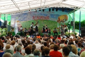 El Festival de la Alpujarra celebrado ayer en Albondón reunió a miles de personas para disfrutar de su rico patrimonio cultural y musical
