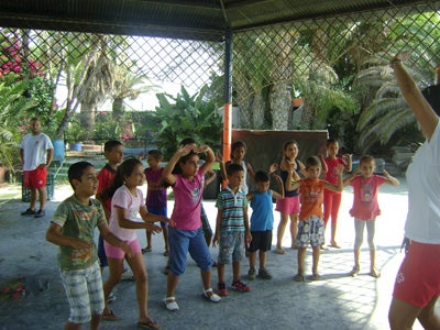 Cruz Roja busca voluntarios en Adra para dar apoyo escolar a niños sin recursos