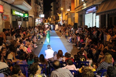 Miles de personas disfrutan de la I Ruta de la Tapa del Pescado y la noche de ‘Comercio en Vela’ durante el fin de semana en Adra