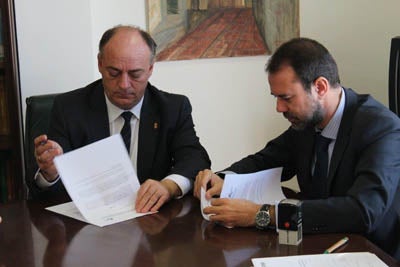 El Ayuntamiento de Adra firma un convenio con el BBVA para fomentar el empleo