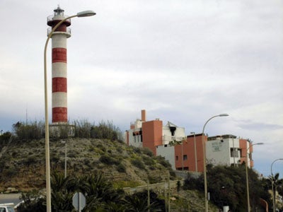 El faro de Adra lo tiene difícl para el uso hotelero que ha anunciado el Gobierno