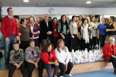 La Piscina Municipal de Adra celebra la Navidad con un desayuno entre sus abonados y una recogida de alimentos