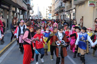 Más de 500 escolares participan en el pasacalles escolar que da inicio al Carnaval de Adra 2014