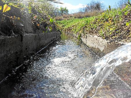 El Ayuntamiento de Fondón limpia las acequias para paliar la escasez de agua