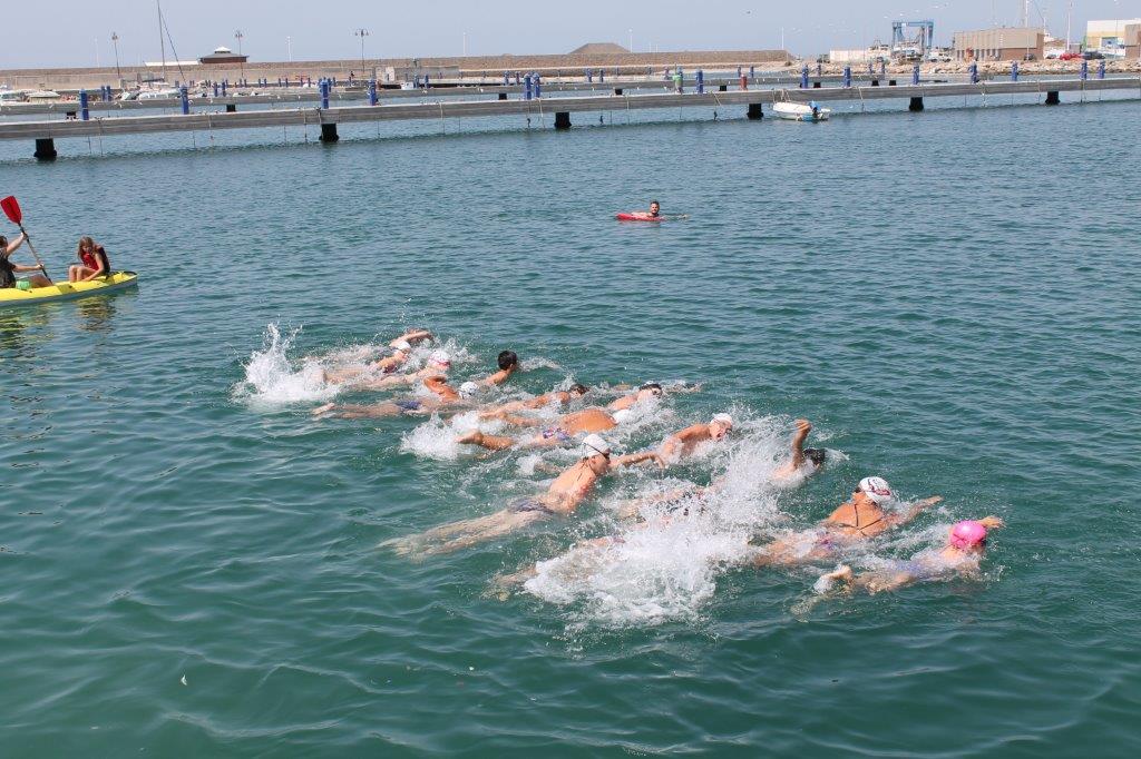 La hermandad Virgen del Carmen ‘recupera’ la travesía a nado por el Puerto