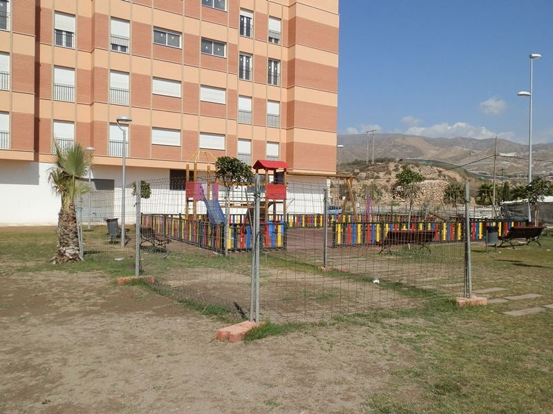 El PSOE pide subsanar las «deficiencias» del nuevo parque infantil cercano al velatorio