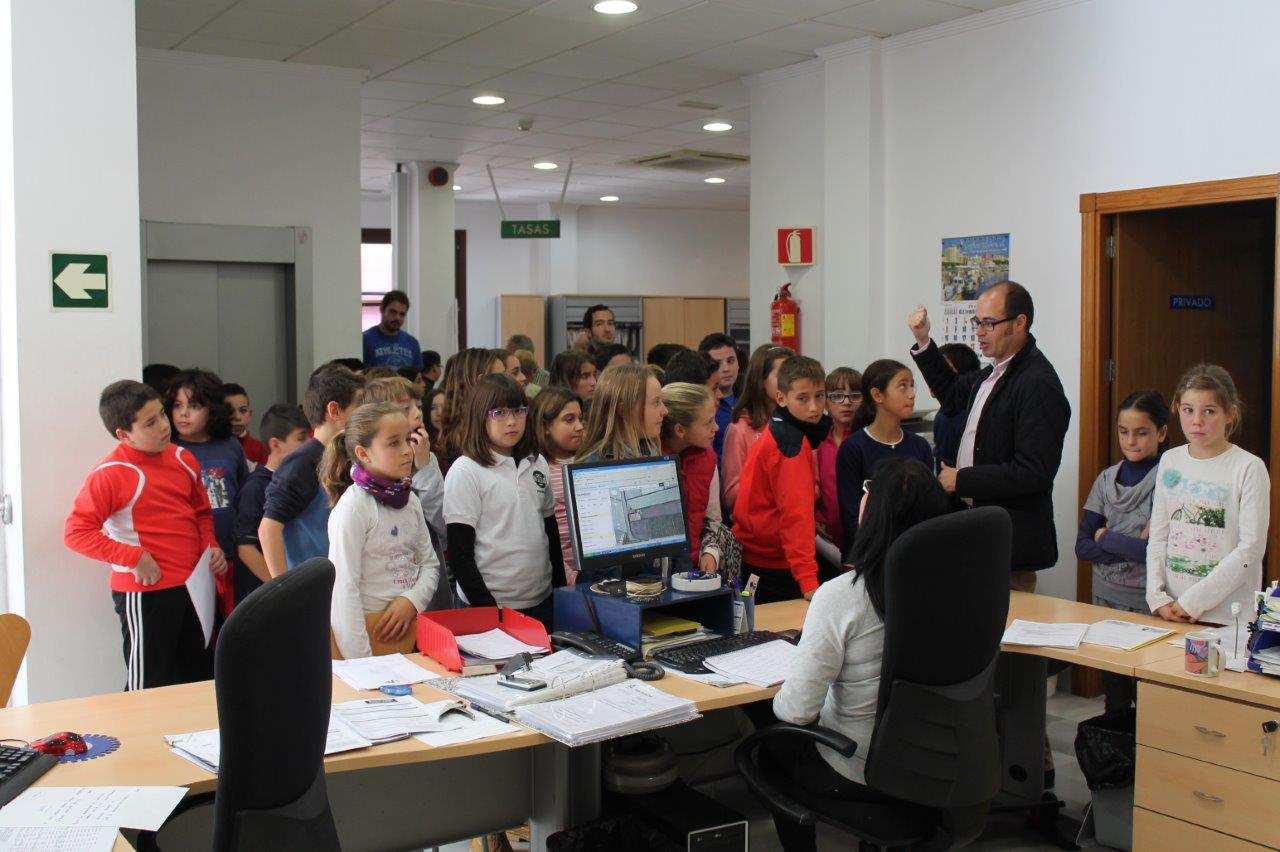 Los más pequeños conocen el día a día del Ayuntamiento de Adra