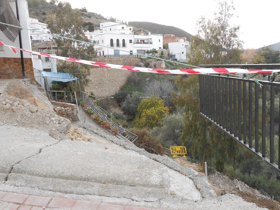 La lluvia 'tumba' un muro de plaza de la iglesia de Alcolea