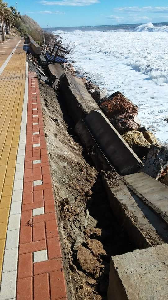El viento se ceba con la costa de Adra y deja a su paso una estampa «desoladora»