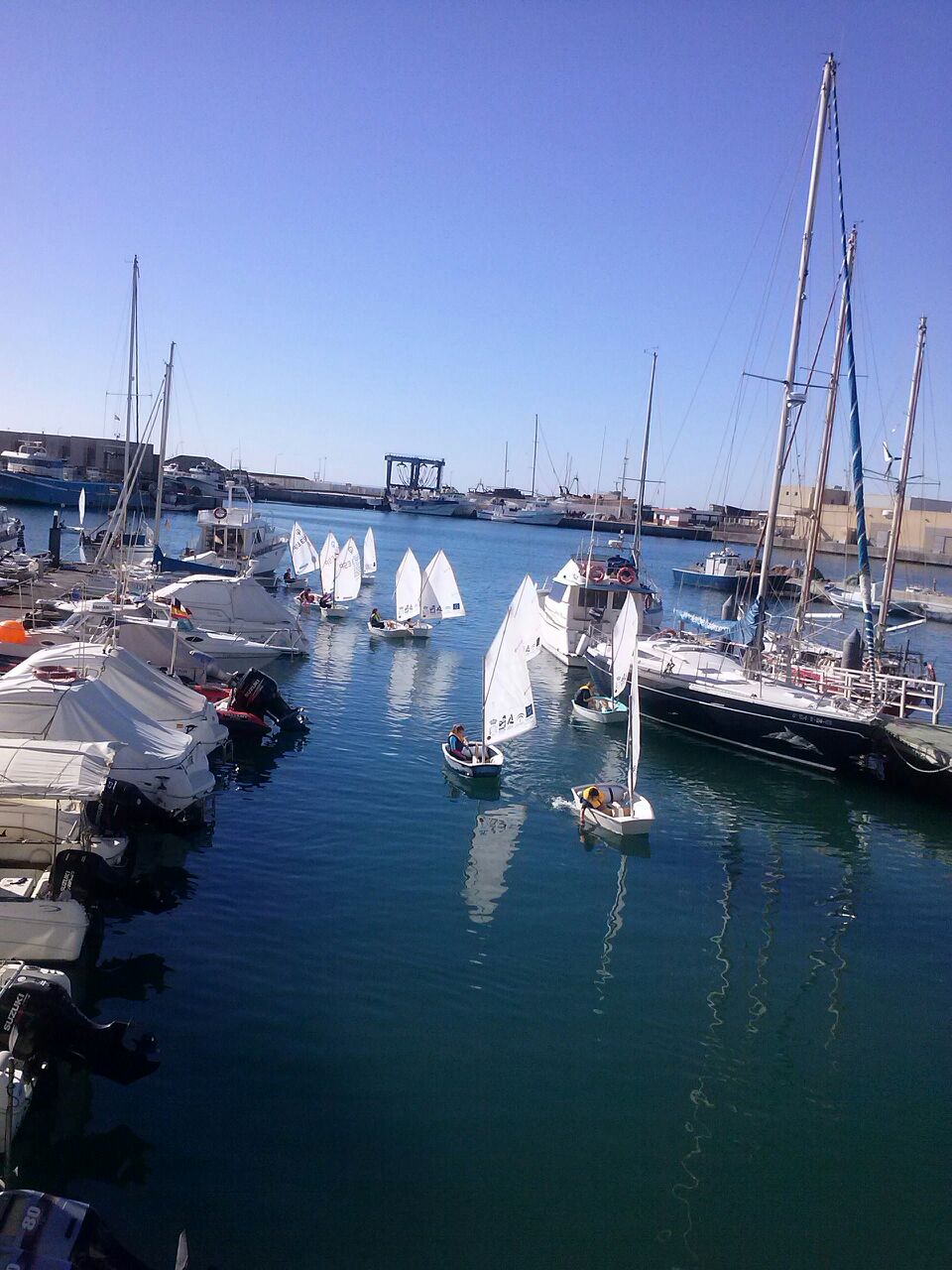 La vela, un deporte por descubrir en Adra