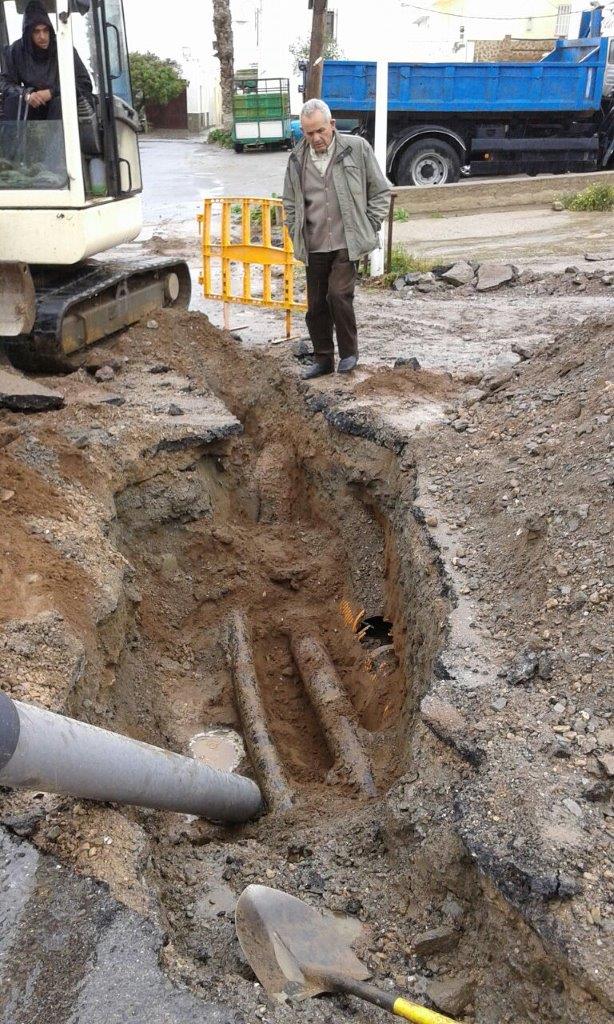 Hidralia renueva una tubería atascada por la cal para atajar los cortes de agua