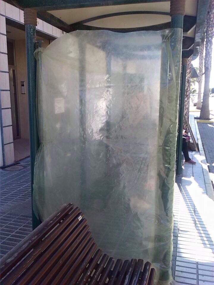 Los vecinos ‘remiendan’ con plástico el estado de una parada de autobús