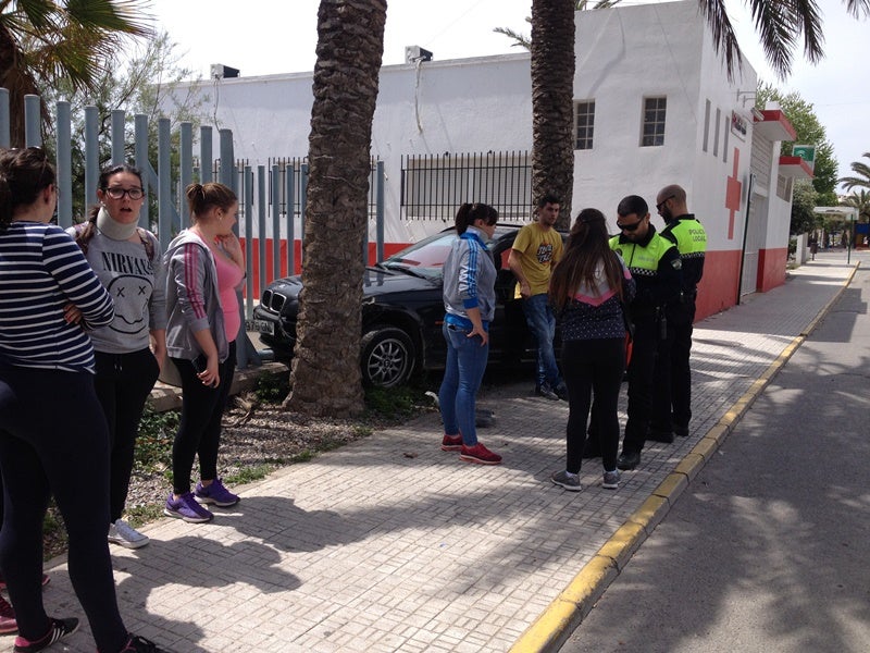 Empotra su coche contra el edificio de Capitanía Marítima en Adra