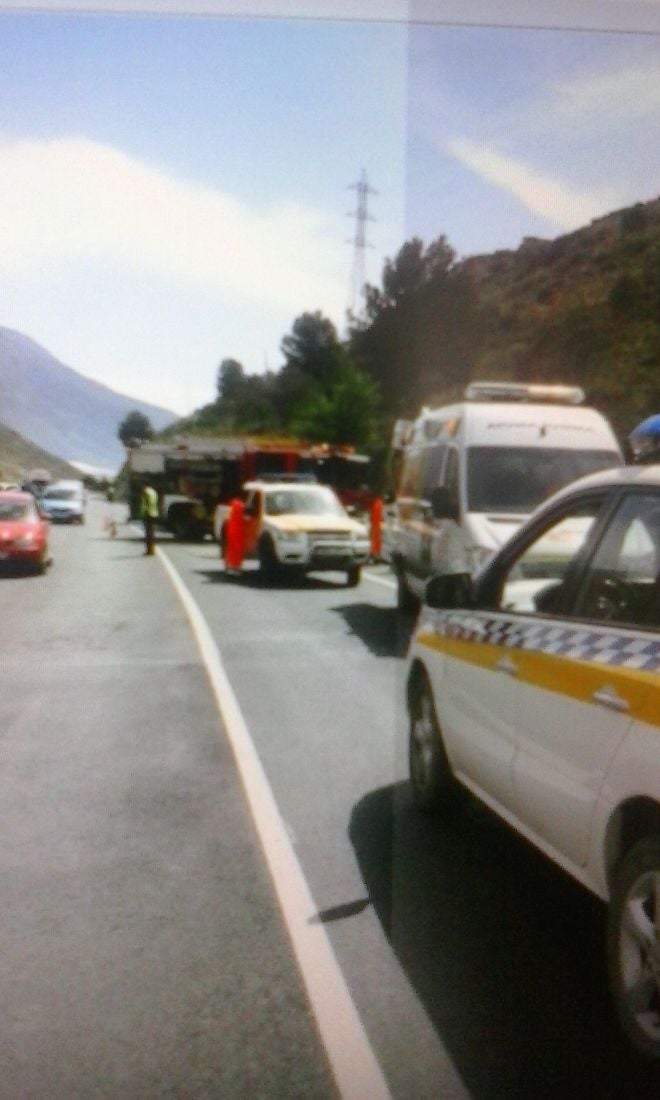 Dos vehículos chocan frontalmente en la carretera de Berja