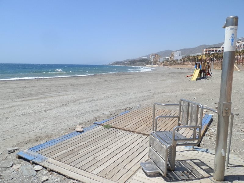 Costas trabaja en el litoral abderitano para ‘borrar’ las secuelas del último temporal